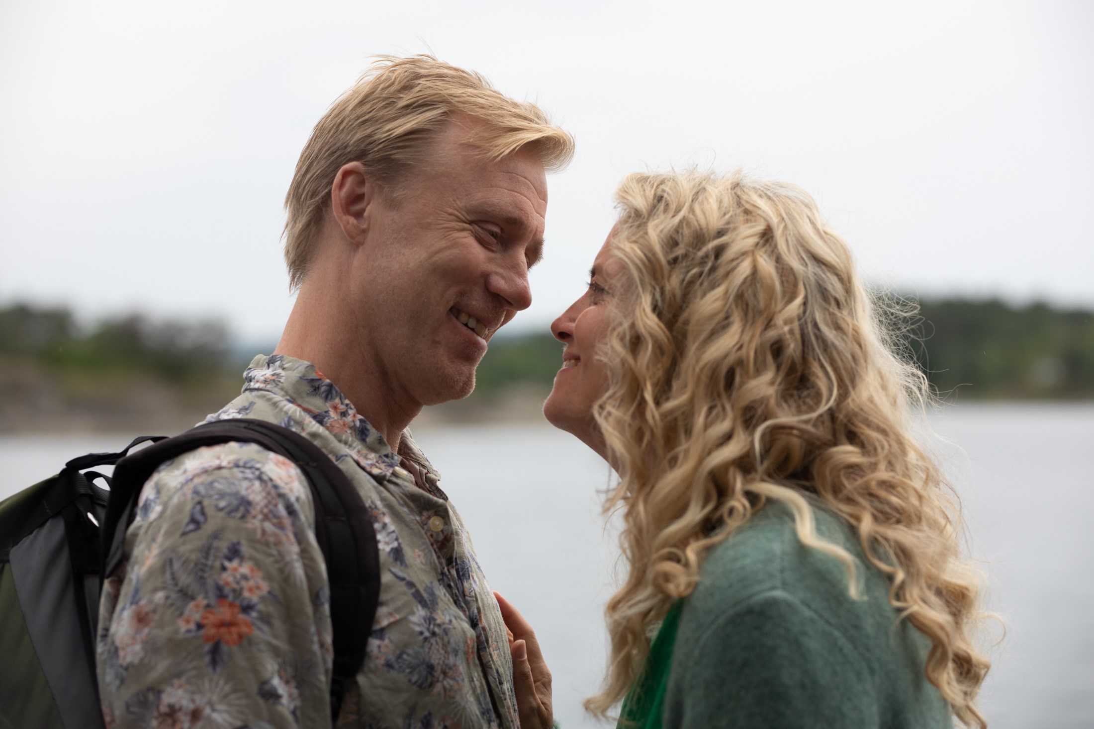 Hovedroller i NRK's Efterglød kysser
